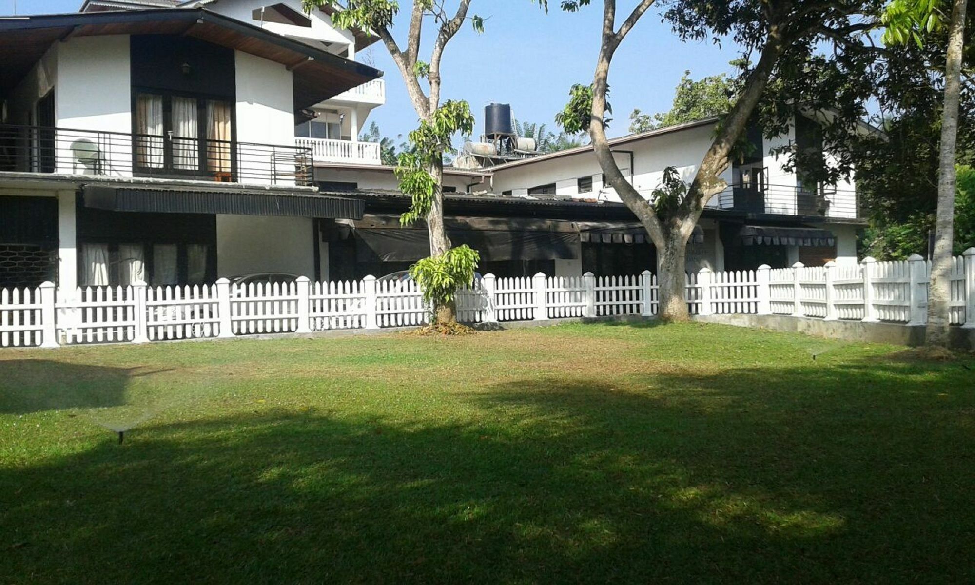 Oyo 479 Water Front Hotel แคนดี้ ภายนอก รูปภาพ