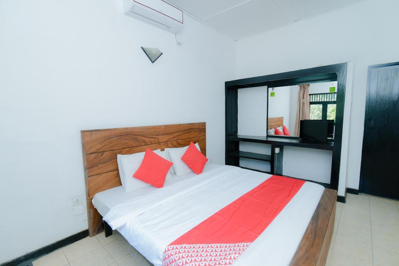 Oyo 479 Water Front Hotel แคนดี้ ภายนอก รูปภาพ
