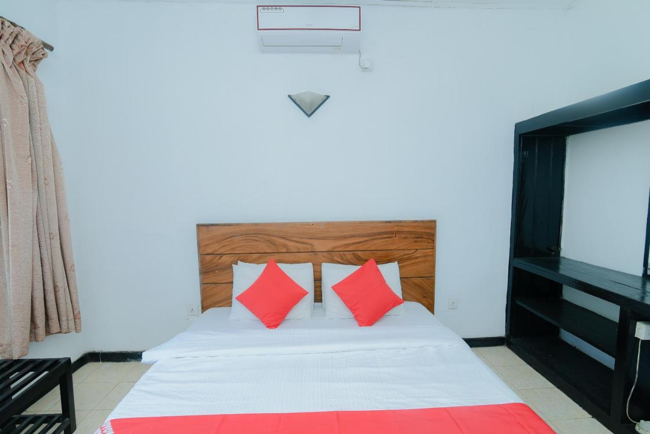 Oyo 479 Water Front Hotel แคนดี้ ภายนอก รูปภาพ