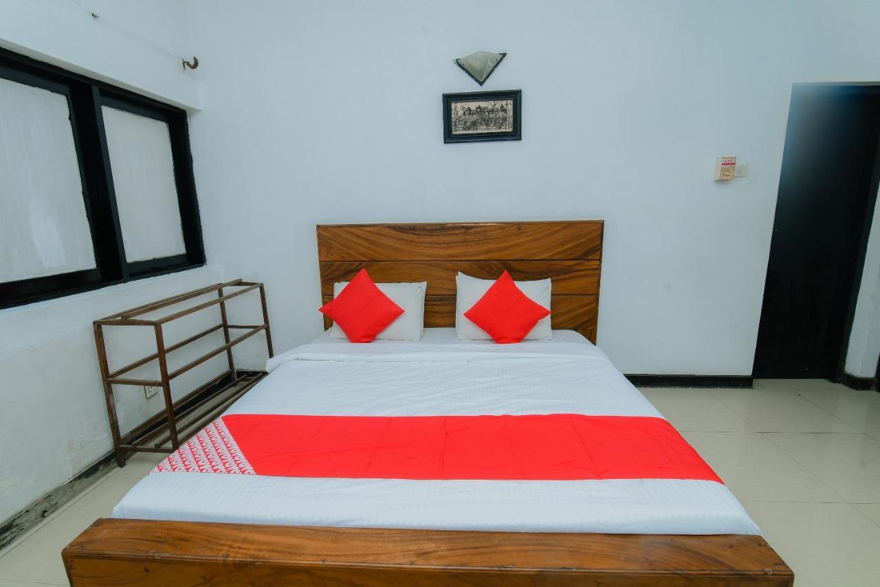Oyo 479 Water Front Hotel แคนดี้ ภายนอก รูปภาพ