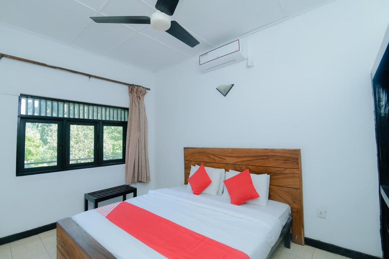 Oyo 479 Water Front Hotel แคนดี้ ภายนอก รูปภาพ