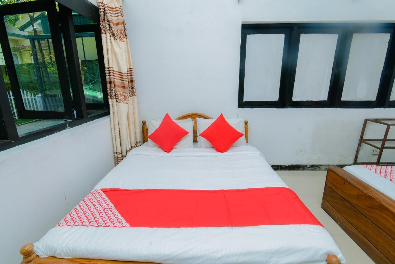 Oyo 479 Water Front Hotel แคนดี้ ภายนอก รูปภาพ