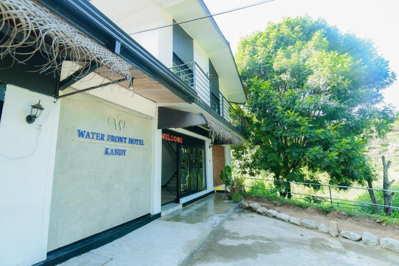 Oyo 479 Water Front Hotel แคนดี้ ภายนอก รูปภาพ